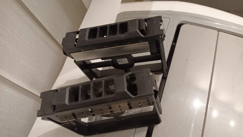 HDD caddy zaslepky - fotka 3